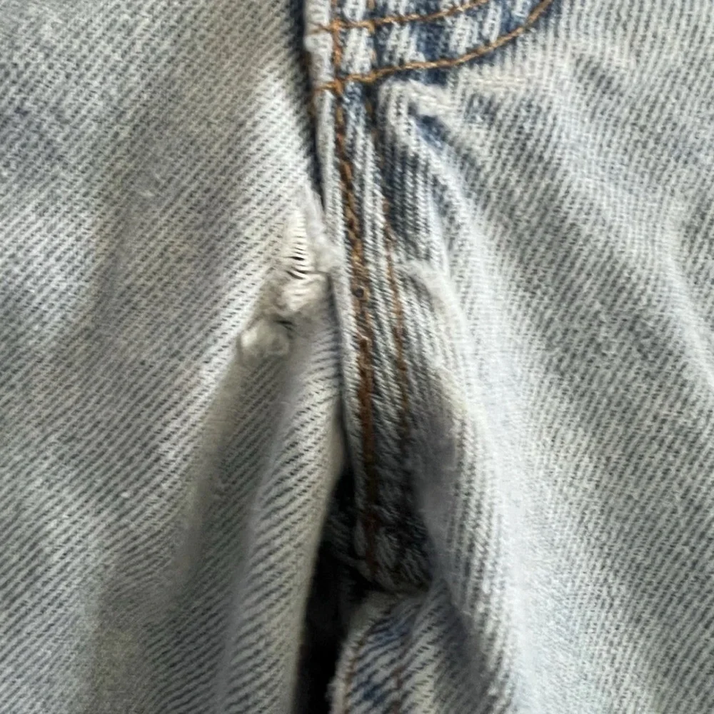 Vintage 90s Levi’s 560 Loose Fit Tapered Leg Men’s Size 38x34 USA Y2K Ligh Wash